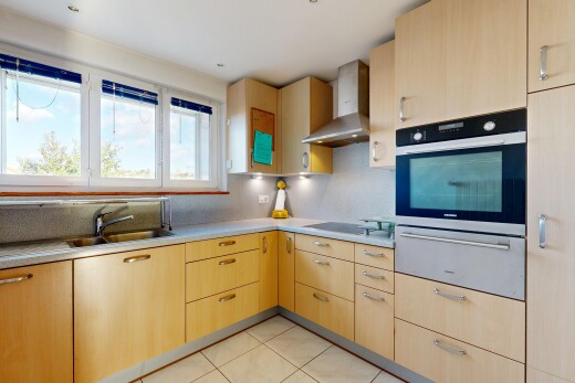 küche mit hellbraune schränke, light brown cabinets, dunstabzugshaube, arbeitsplatten, und light countertops