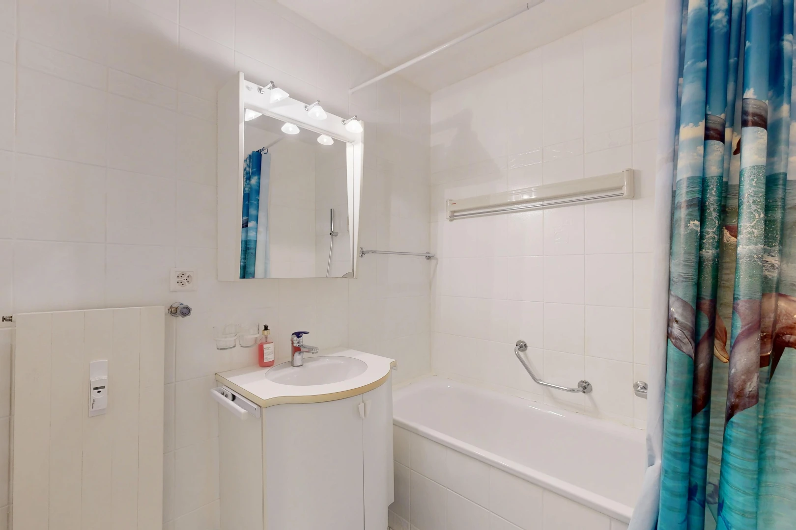 salle de bains avec salle de bain complète, miroir, douche-bain combinés, lavabo (ou coiffeuse selon le contexte), et tile wall