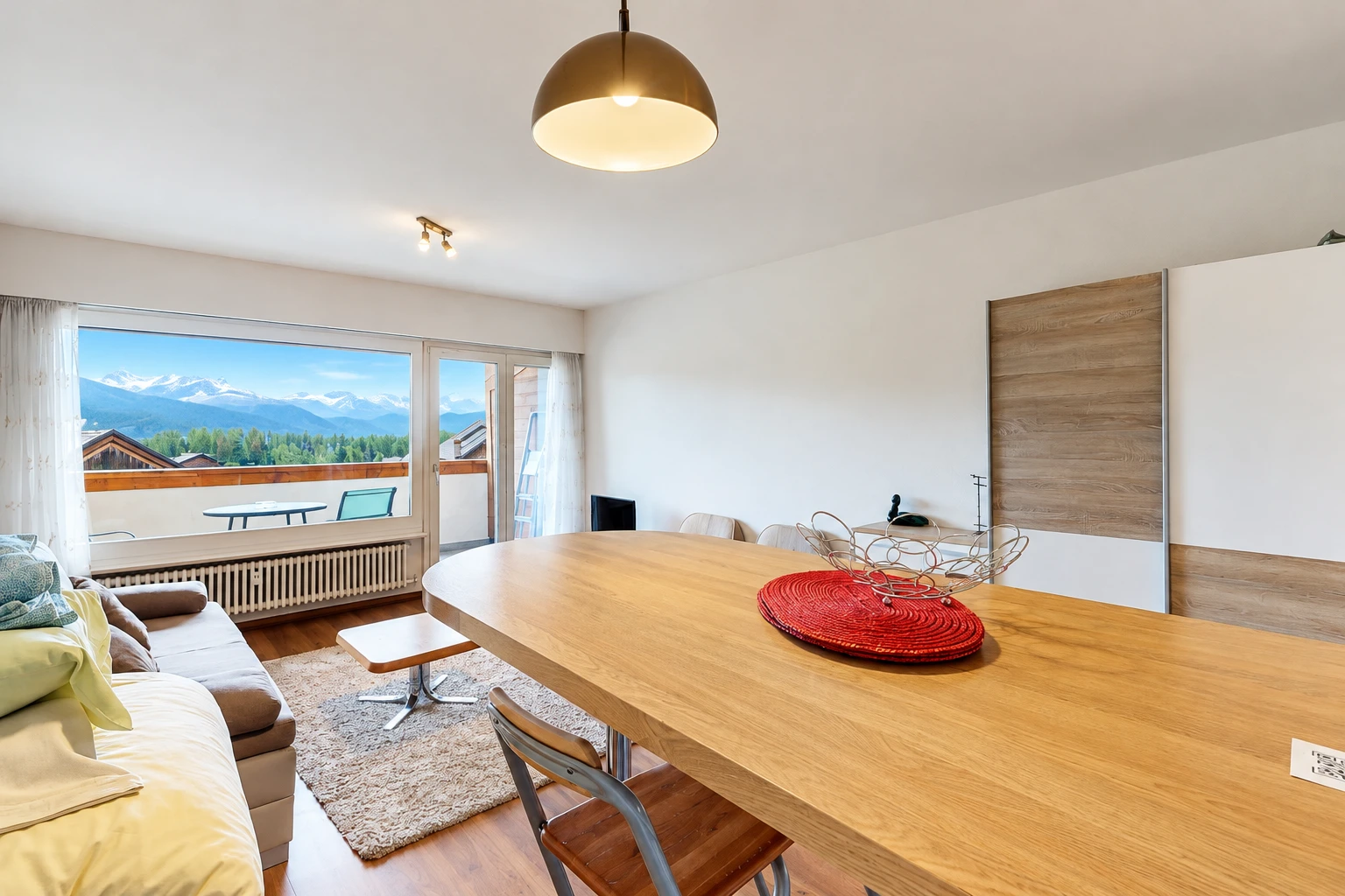 salon / salle à manger avec accès à l'extérieur, radiateur, drywall, cloison sèche, et wood finish floor