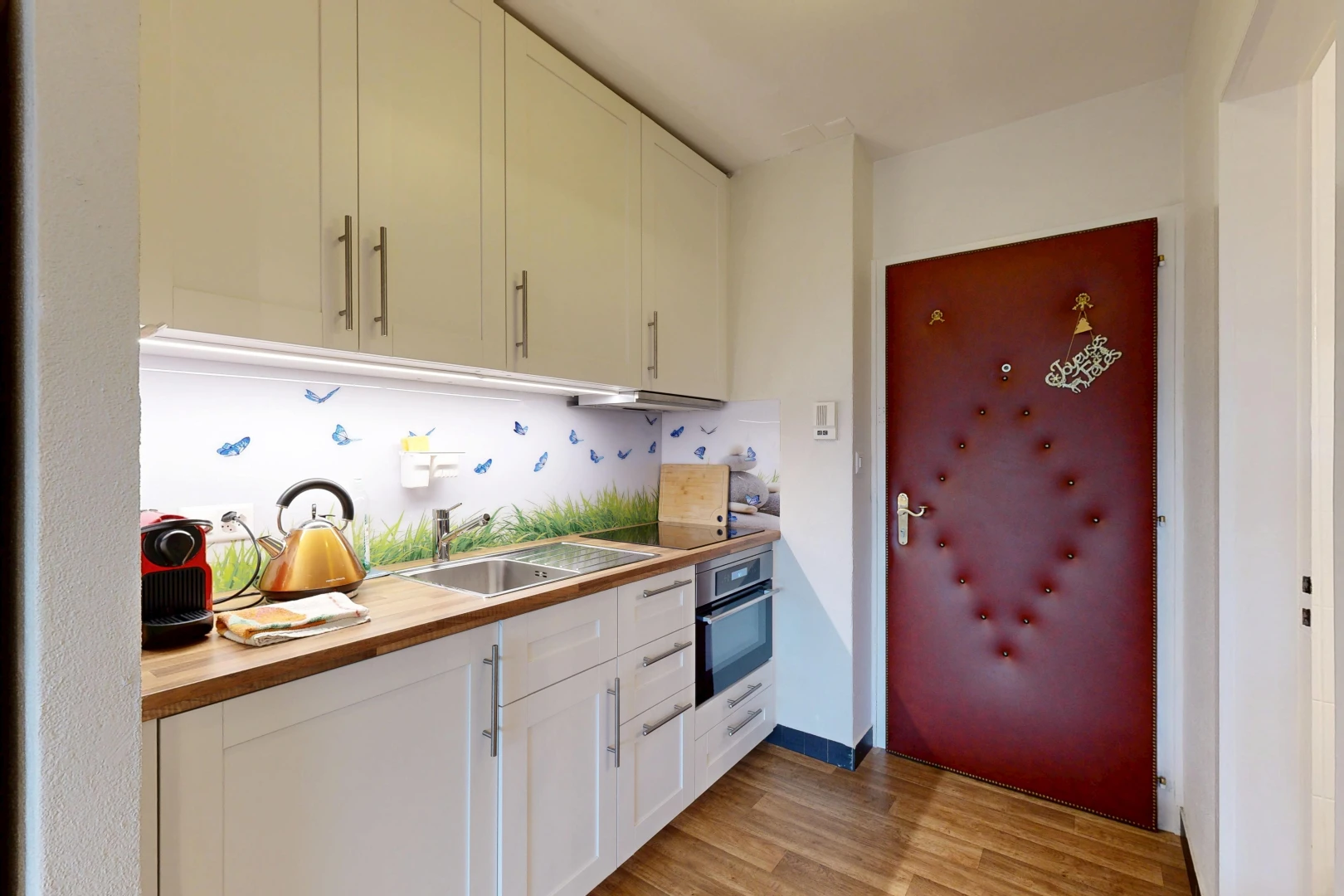 cuisine avec shaker cabinets, armoires de style shaker, white cabinets, armoires blanches, et butcher block countertops