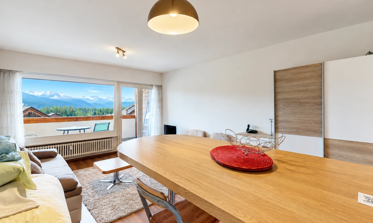 salon / salle à manger avec accès à l'extérieur, radiateur, drywall, cloison sèche, et wood finish floor