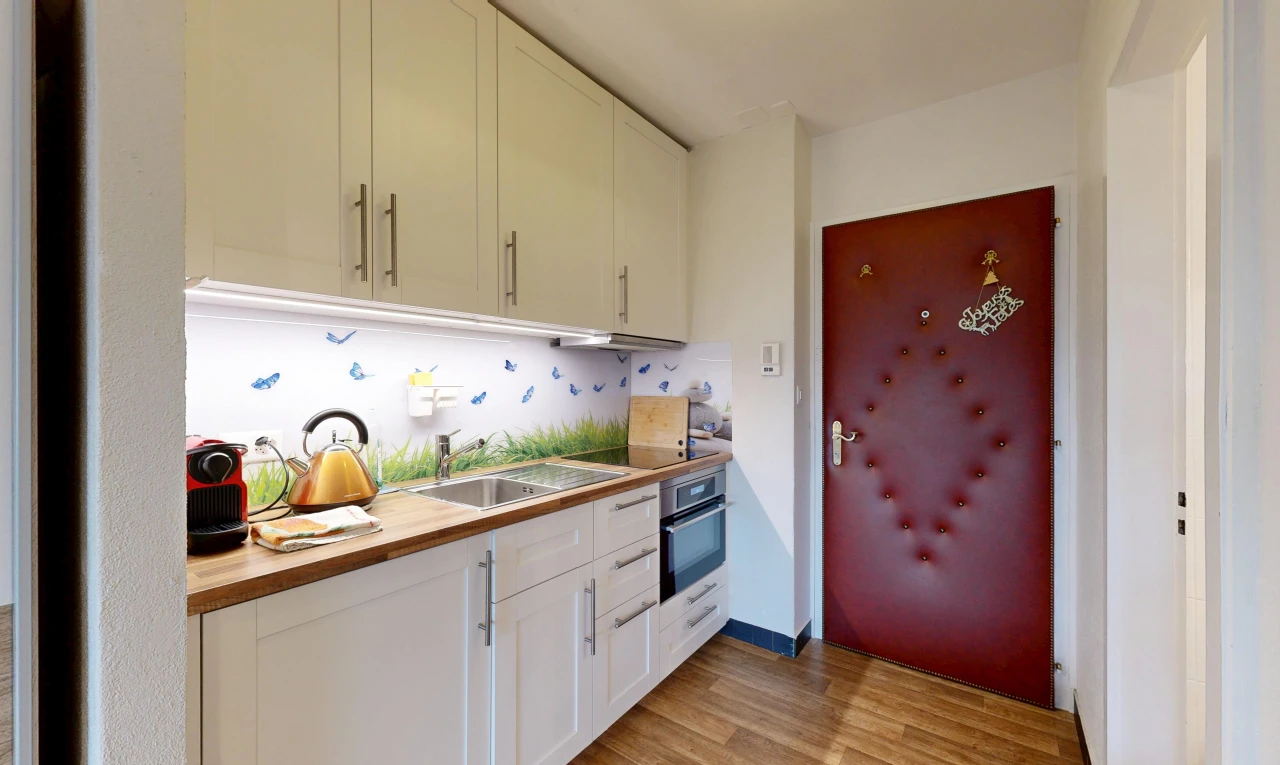 cuisine avec shaker cabinets, armoires de style shaker, white cabinets, armoires blanches, et butcher block countertops