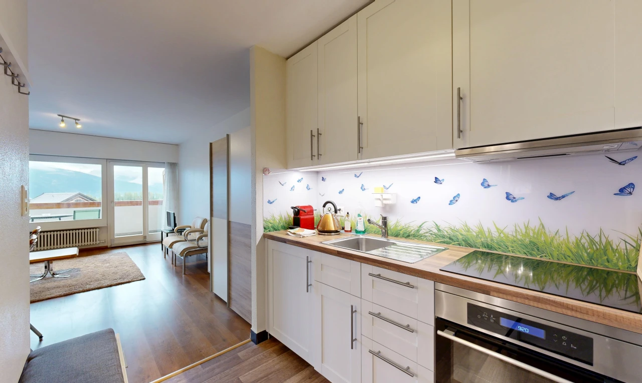 cuisine avec four, shaker cabinets, armoires de style shaker, butcher block countertops, et plans de travail en bois de boucher