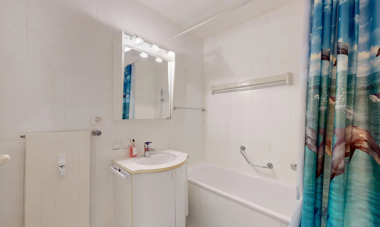 salle de bains avec salle de bain complète, miroir, douche-bain combinés, lavabo (ou coiffeuse selon le contexte), et tile wall