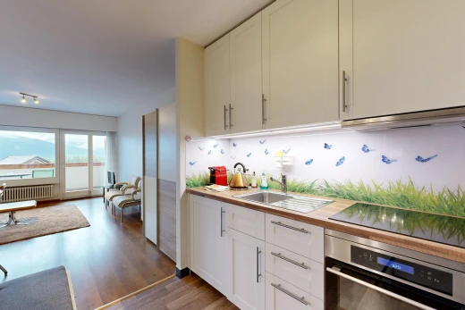 cuisine avec four, shaker cabinets, armoires de style shaker, butcher block countertops, et plans de travail en bois de boucher