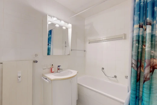 salle de bains avec salle de bain complète, miroir, douche-bain combinés, lavabo (ou coiffeuse selon le contexte), et tile wall