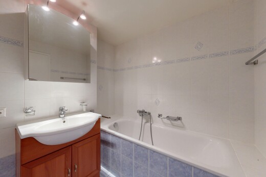 salle de bains avec mur en carrelage, tile wall, salle de bain complète, lavabo (ou coiffeuse selon le contexte), et miroir