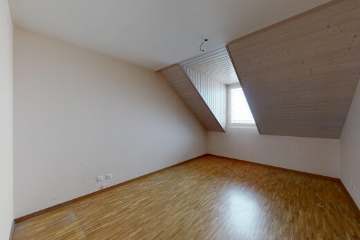 pièce vide avec plafond voûté, vaulted ceiling, inside property, cloison sèche, et drywall