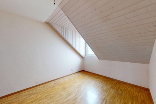 pièce vide avec inside property, sol en finition bois, wood finish floor, plinthes murales, et baseboards wall