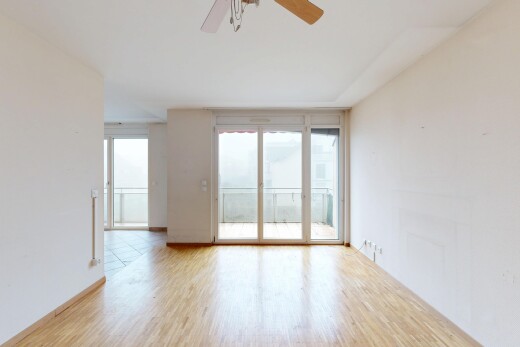 pièce vide avec cloison sèche, drywall, sol en finition bois, wood finish floor, et lumière naturelle