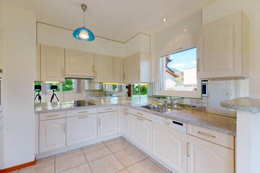 küche mit geschirrspülmaschine, natürliches licht, hochgezogene schränke, arbeitsplatten, und waschbecken