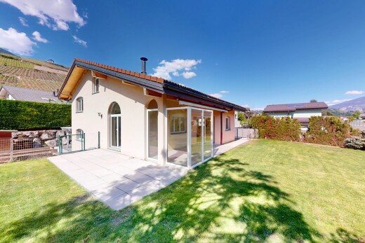 außenansicht mit rasen, stuckverkleidung, terrasse, und zaun