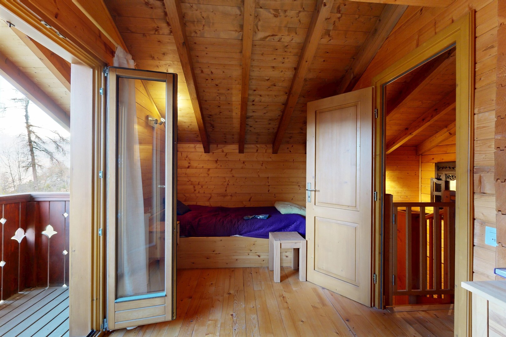zimmer / schlafzimmer mit holzwand, wood wall, balkendecke, beamed ceiling, und holzdecke