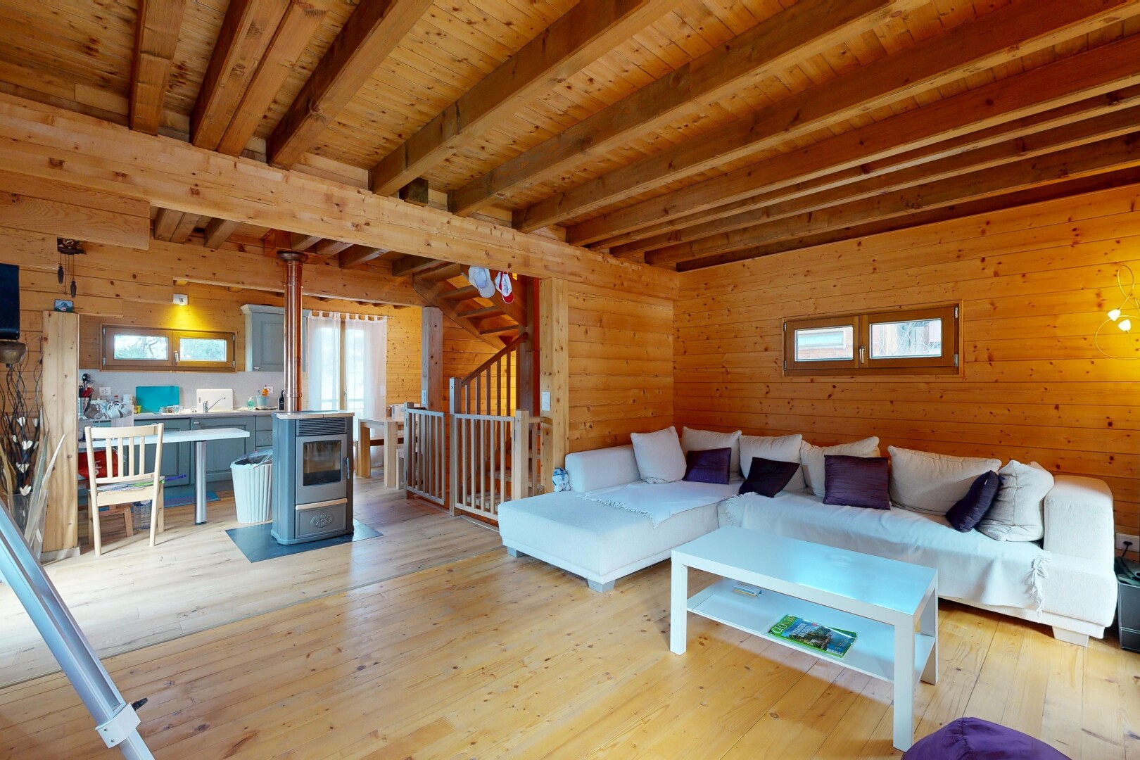 wohn- / esszimmer mit holzofen, holzwand, wood wall, natürliches licht, und natural light