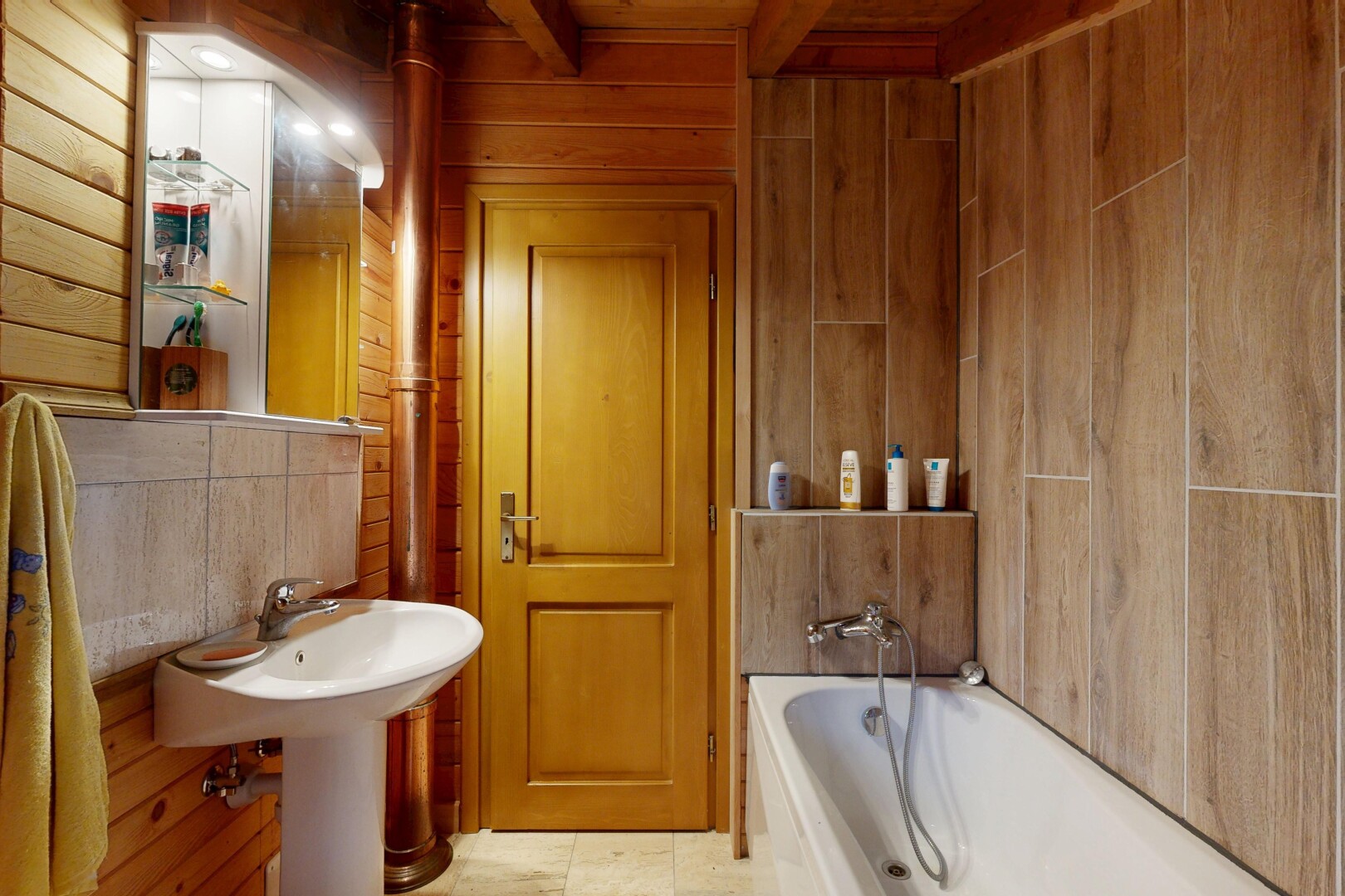 bad mit holzwand, wood wall, bad, komplettes badezimmer, und inside property