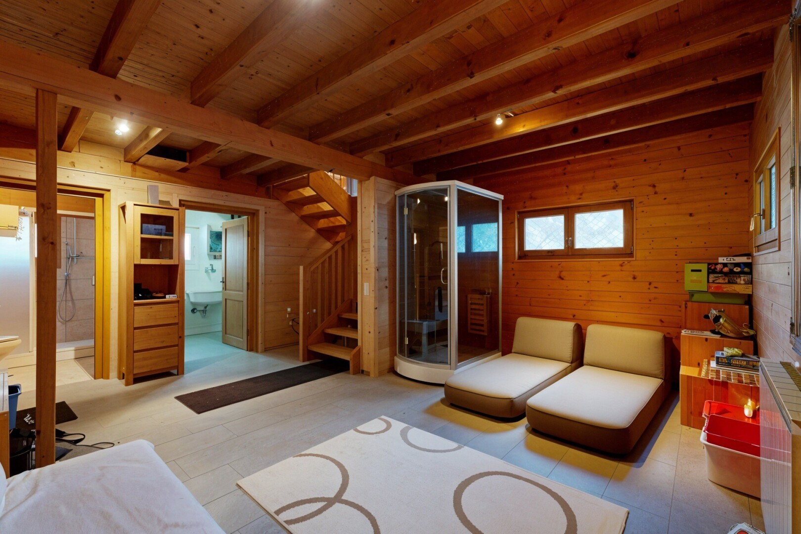 rezeption / lobby mit wood wall, beamed ceiling, treppen, inside property, und natural light