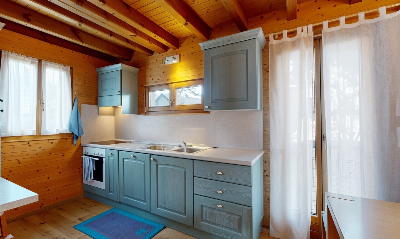 küche mit hochgezogene schränke, natürliches licht, natural light, schränke mit zierleisten, und beamed ceiling