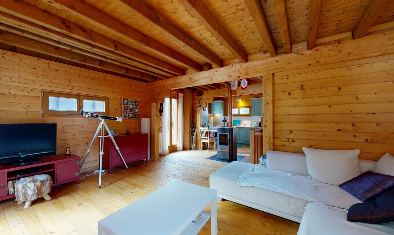 wohnzimmer mit holzwand, wood wall, fernseher, balkendecke, und beamed ceiling