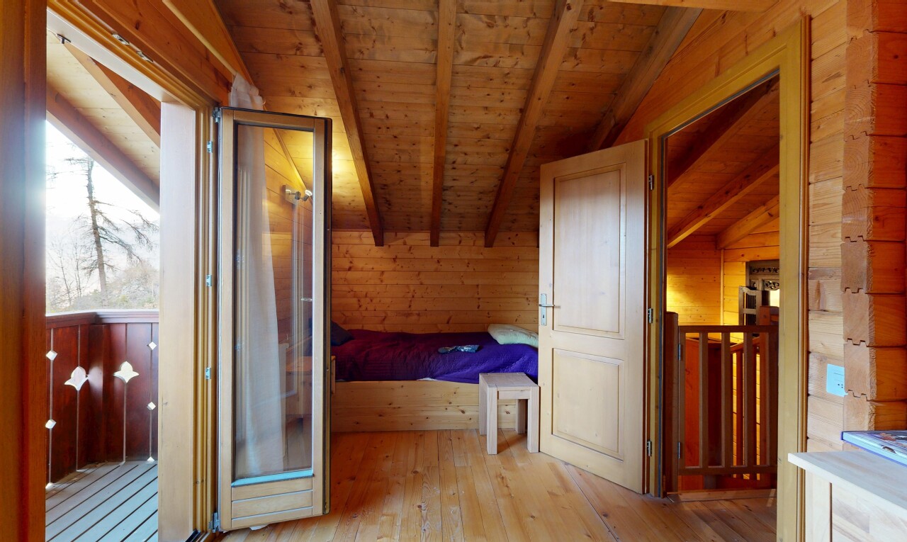 zimmer / schlafzimmer mit holzwand, wood wall, balkendecke, beamed ceiling, und holzdecke