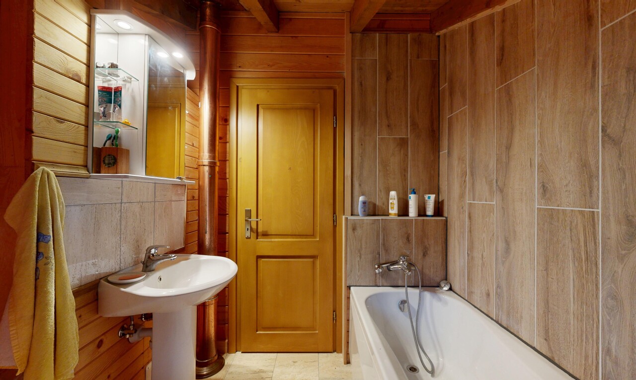 bad mit holzwand, wood wall, bad, komplettes badezimmer, und inside property