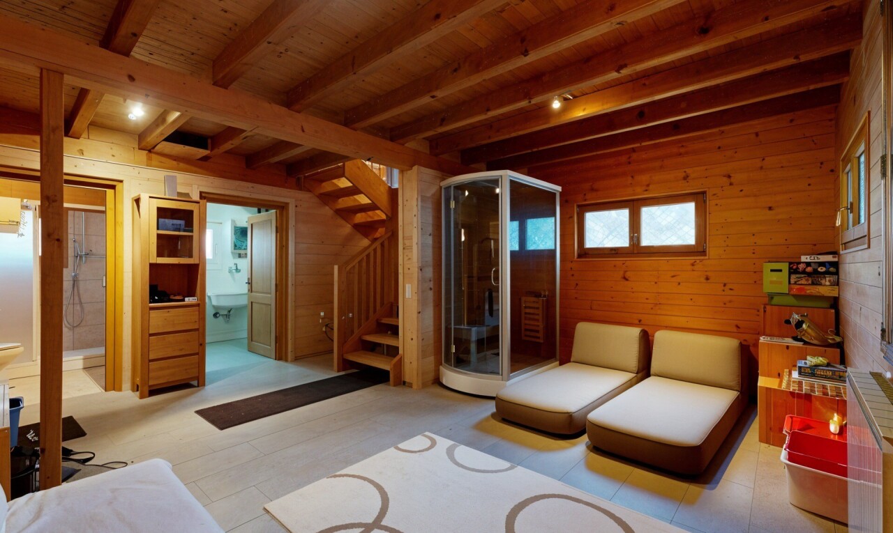 rezeption / lobby mit wood wall, beamed ceiling, treppen, inside property, und natural light