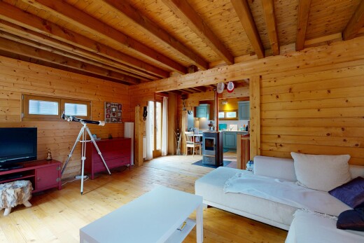 wohnzimmer mit holzwand, wood wall, fernseher, balkendecke, und beamed ceiling