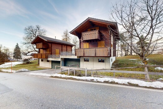 façade avec balcon, garage au sous-sol, property visible, et garage intégré