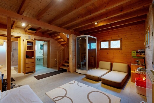 rezeption / lobby mit wood wall, beamed ceiling, treppen, inside property, und natural light