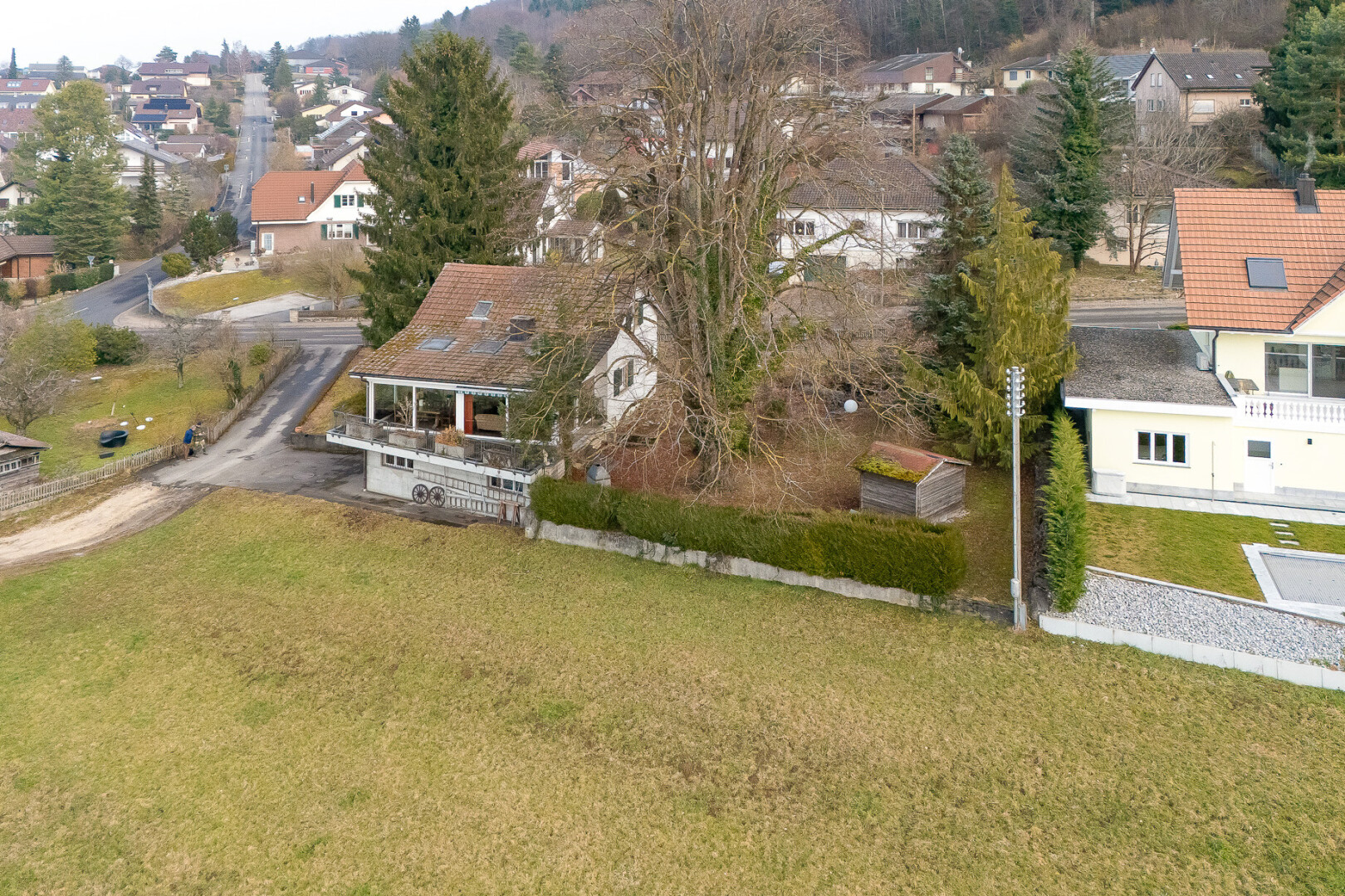 façade avec residential view, vue résidentielle, pelouse, et terrasse