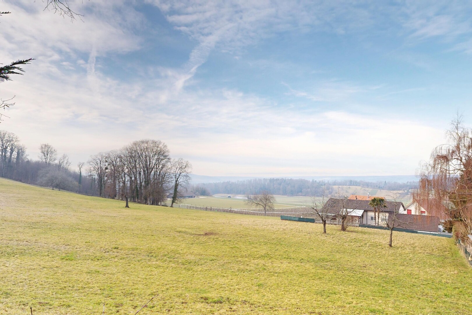 jardin avec vue rurale, rural view, pelouse, et day time