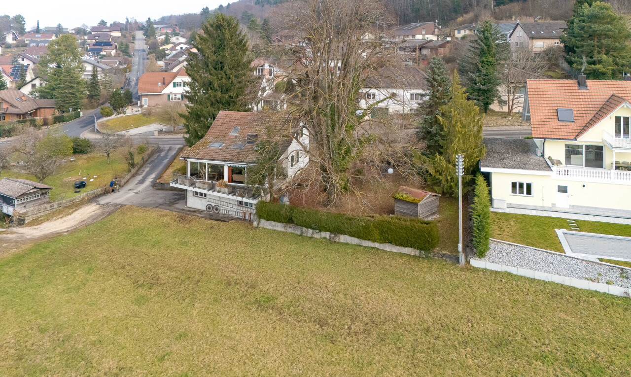 façade avec residential view, vue résidentielle, pelouse, et terrasse