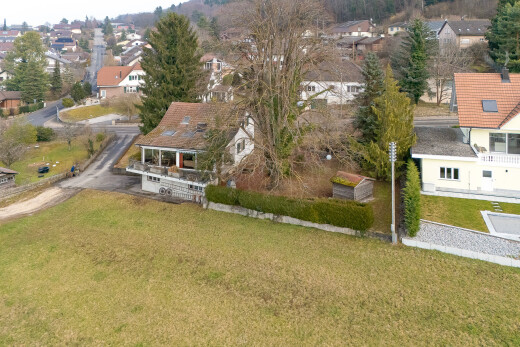 façade avec residential view, vue résidentielle, pelouse, et terrasse