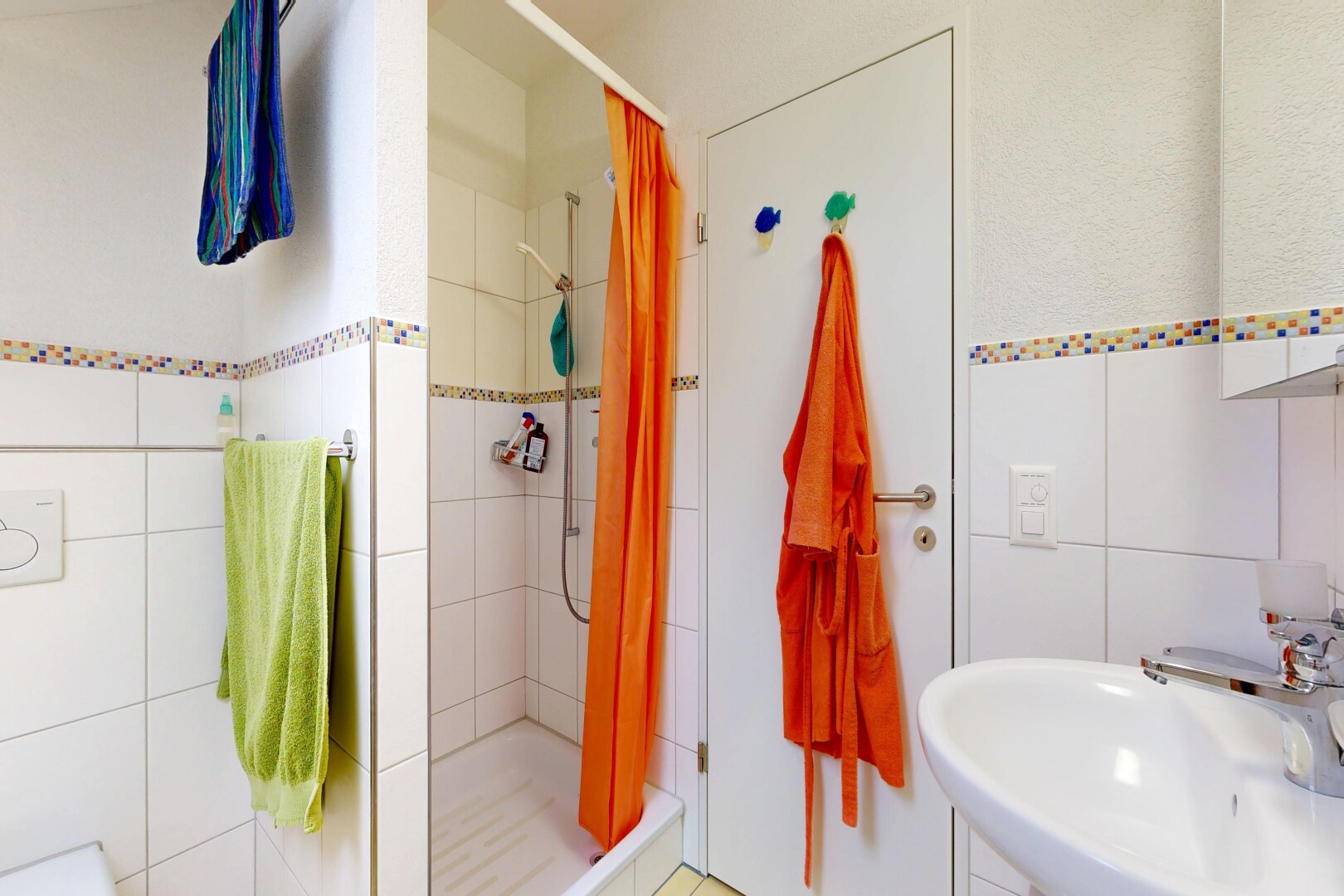 salle de bains avec évier, salle de bain complète, inside property, douche, et mur en carrelage