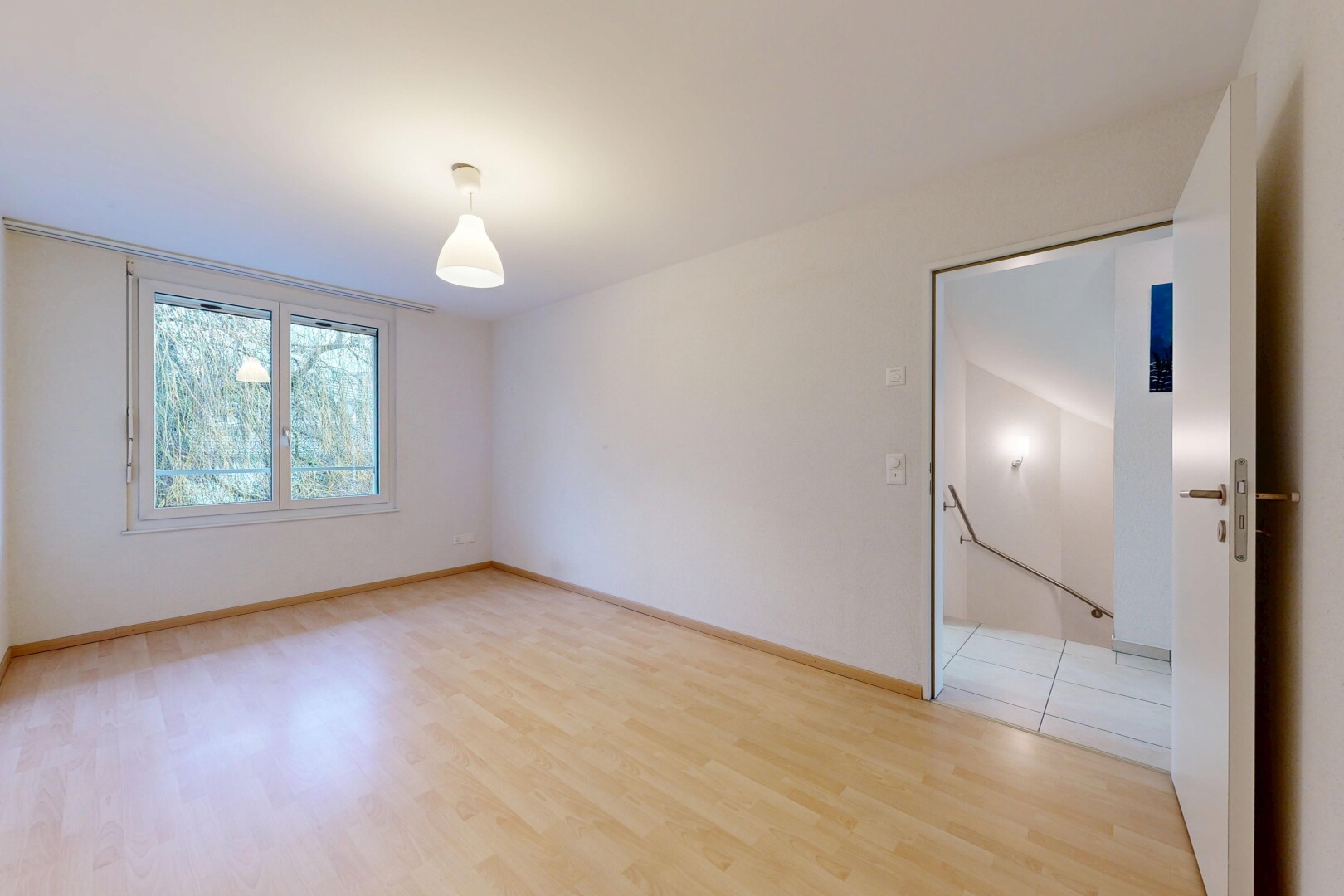 pièce vide avec inside property, drywall, cloison sèche, wood finish floor, et sol en finition bois