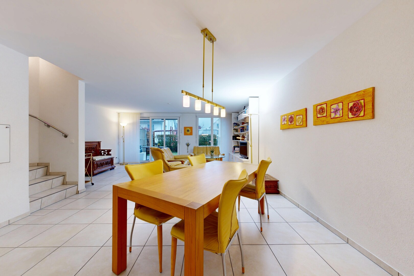 salle à manger avec escaliers, drywall, cloison sèche, inside property, et natural light