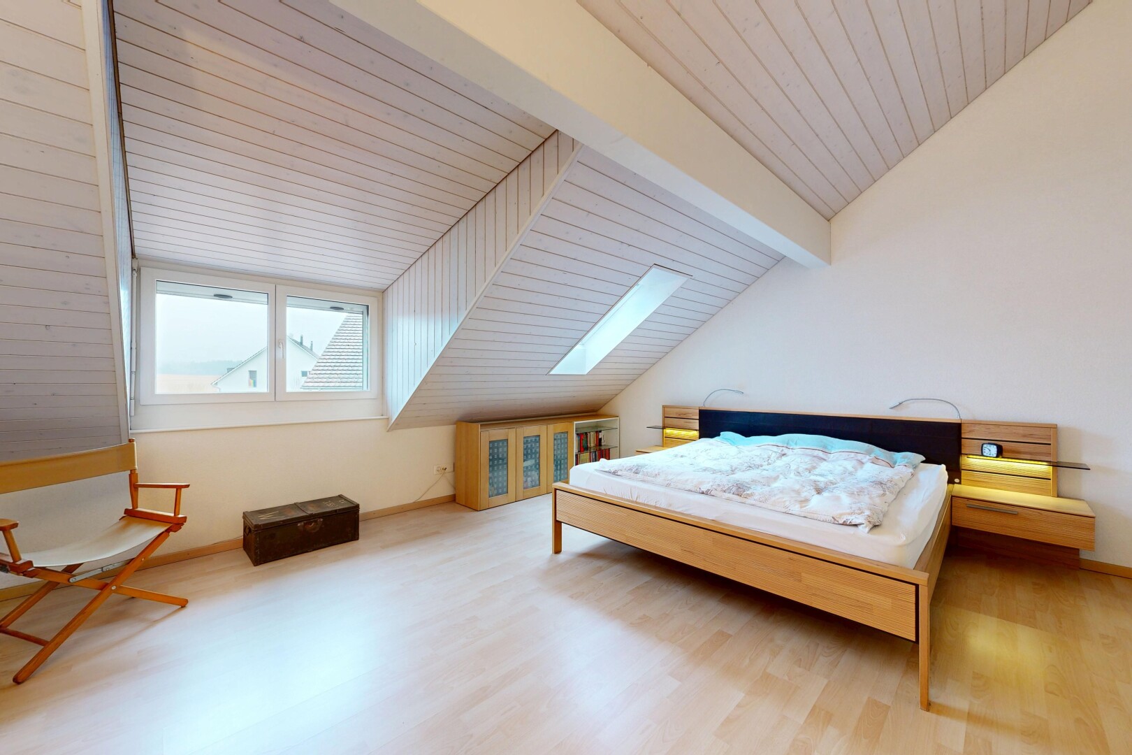 chambre avec natural light, lumière naturelle, inside property, drywall, et cloison sèche