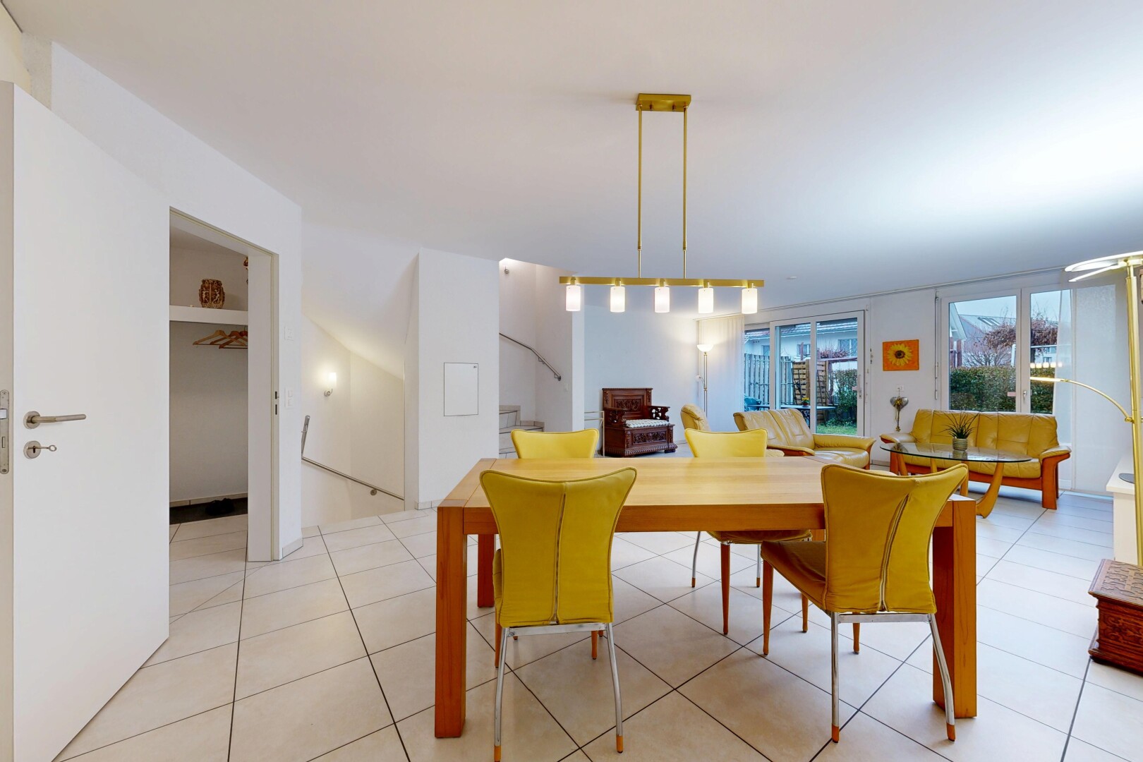 salle à manger avec lumière naturelle, natural light, cloison sèche, drywall, et inside property