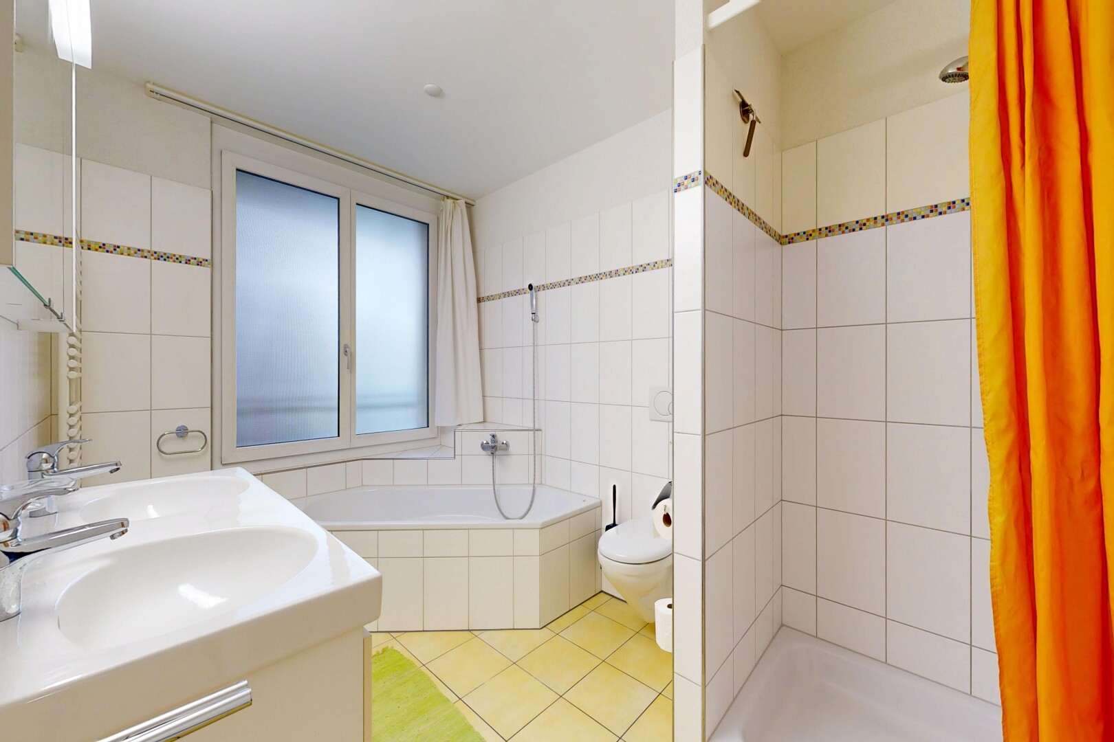 salle de bains avec salle de bain complète, double vasque, inside property, douche, et mur en carrelage