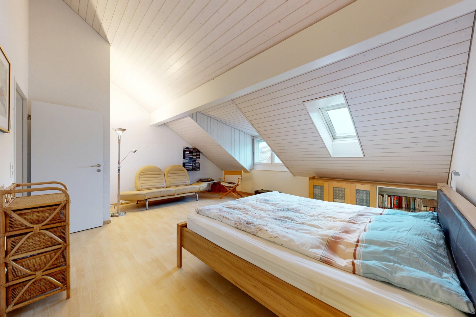 chambre avec plafond voûté, vaulted ceiling, inside property, sol en finition bois, et wood finish floor