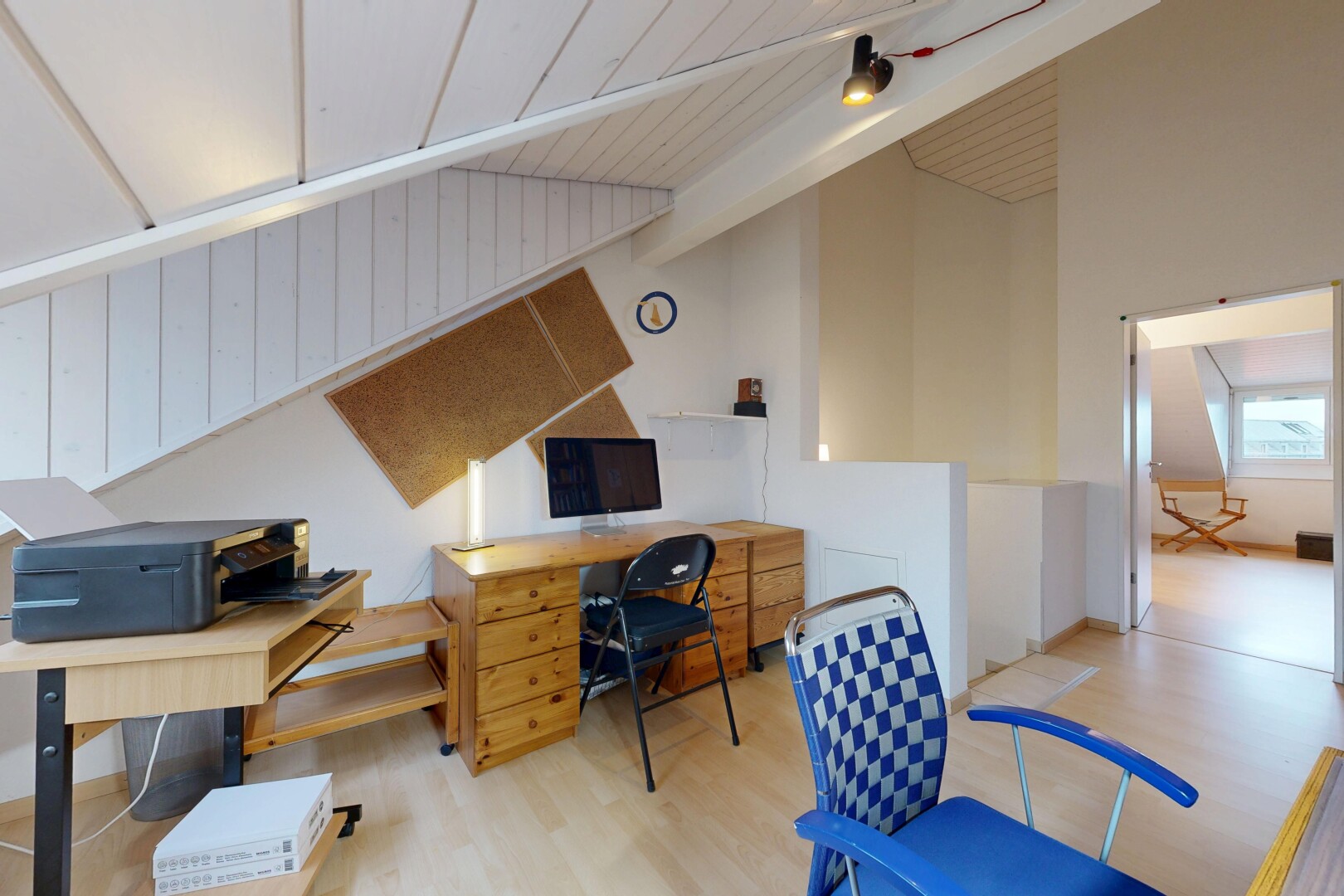 bureau avec espace bureau, sol en finition bois, wood finish floor, plafond à poutres, et beamed ceiling