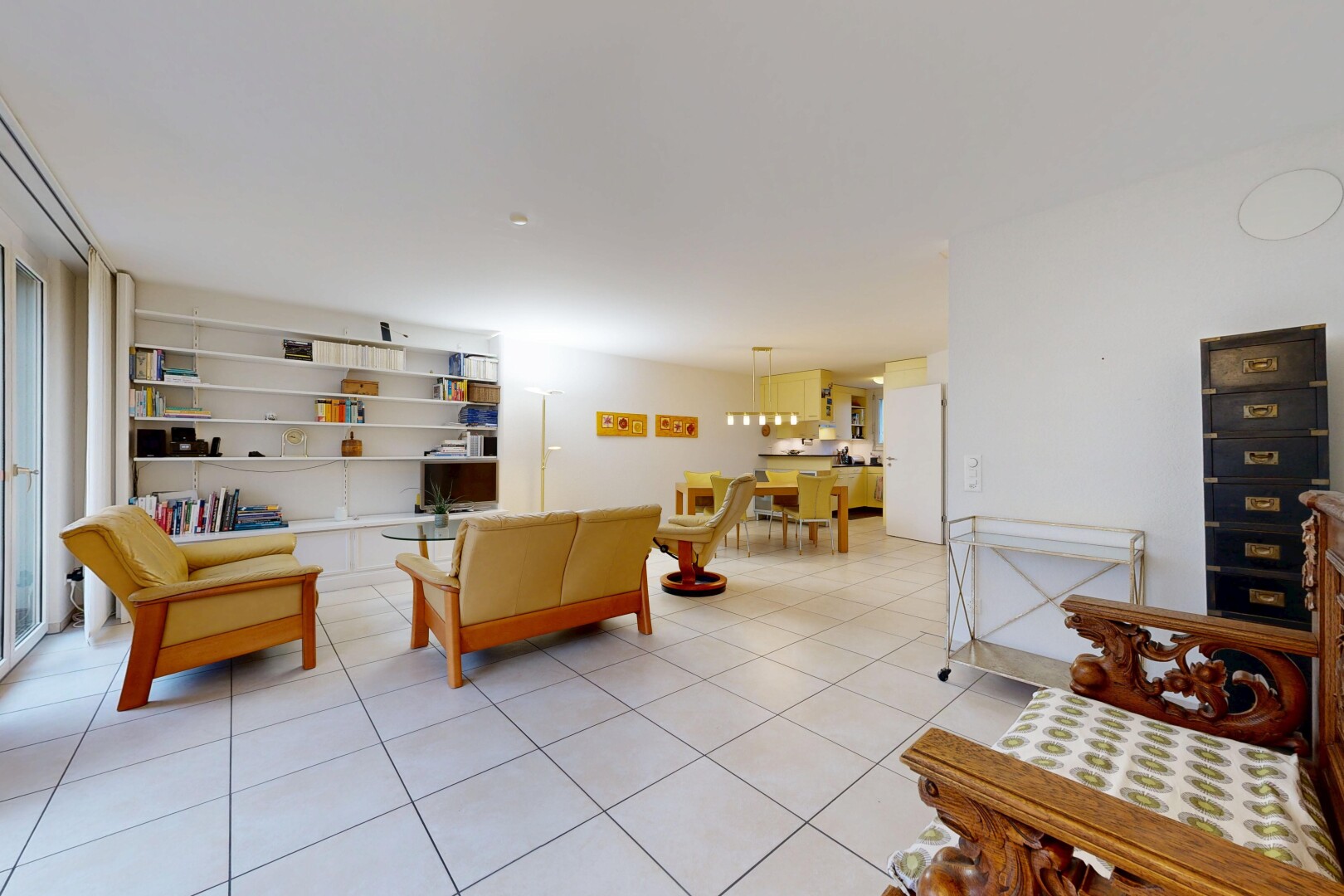 salon avec light floor, cloison sèche, drywall, inside property, et sol en carrelage