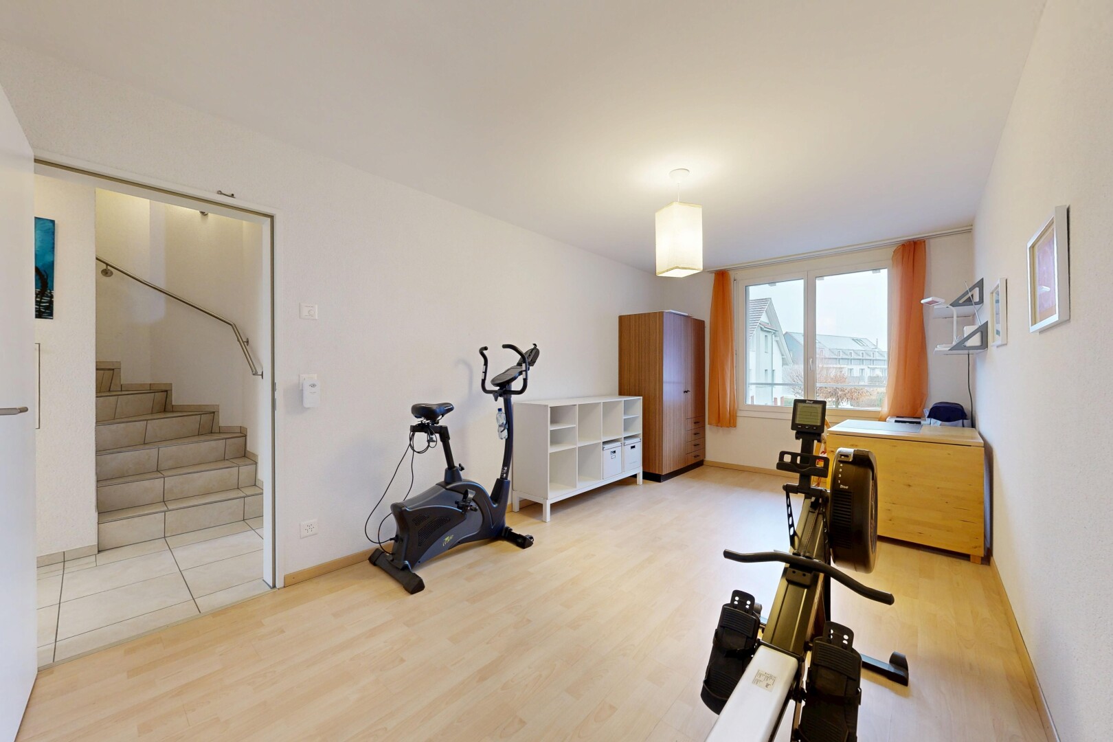 gym avec inside property, wood finish floor, sol en finition bois, natural light, et lumière naturelle