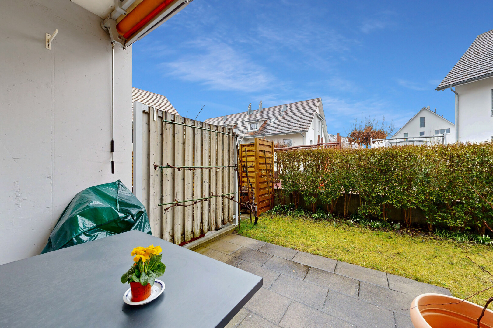 terrasse avec terrasse, from property, clôture, et day time