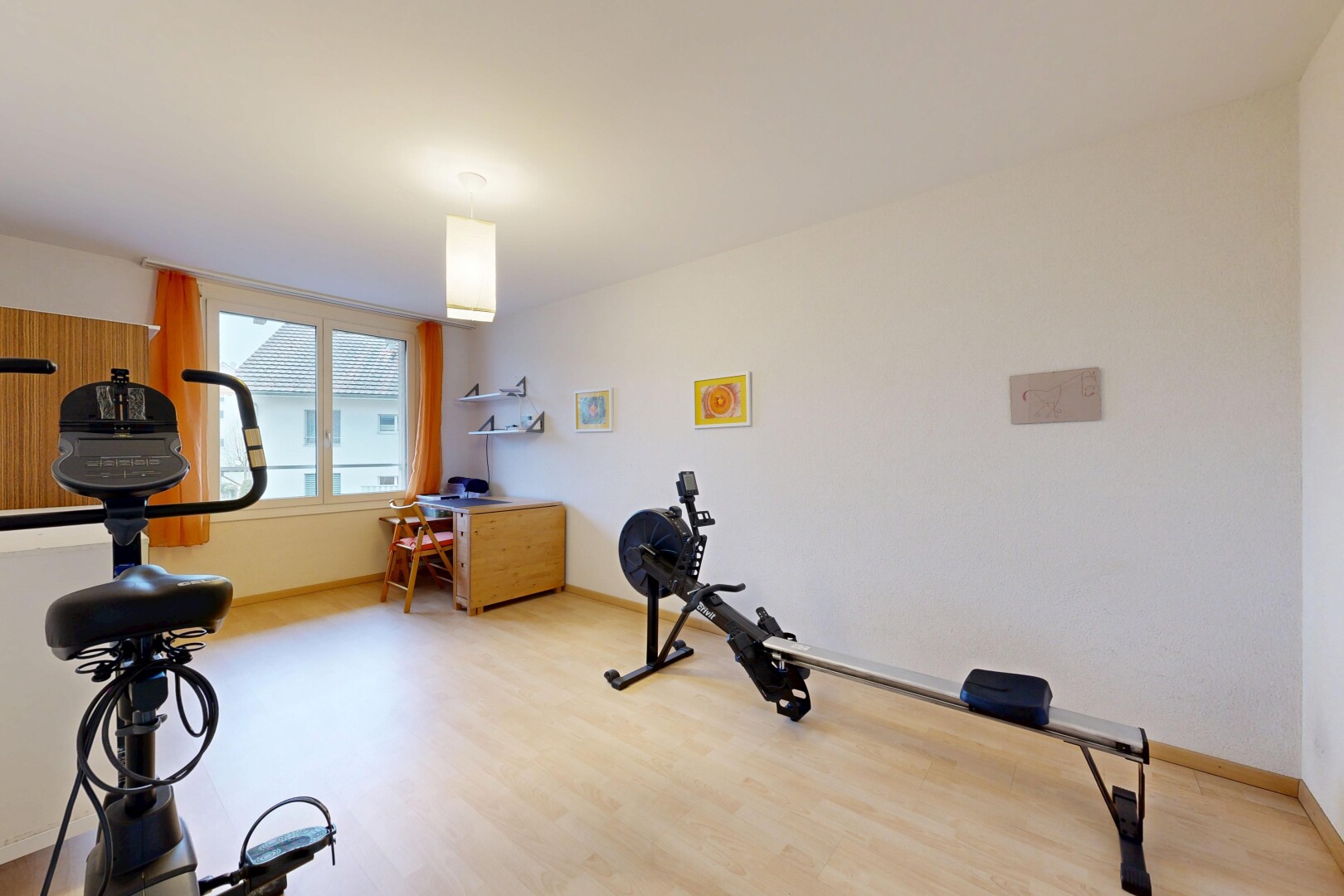 gym avec lumière naturelle, natural light, sol en finition bois, wood finish floor, et cloison sèche