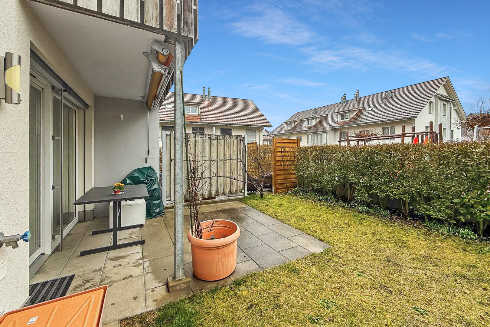 jardin avec clôture, terrasse, from property, day time, et pelouse