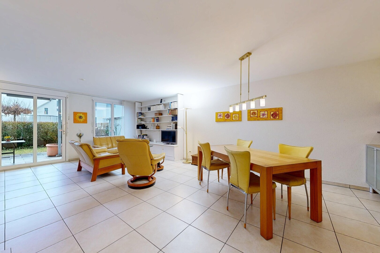 salon / salle à manger avec inside property, cloison sèche, drywall, lumière naturelle, et natural light