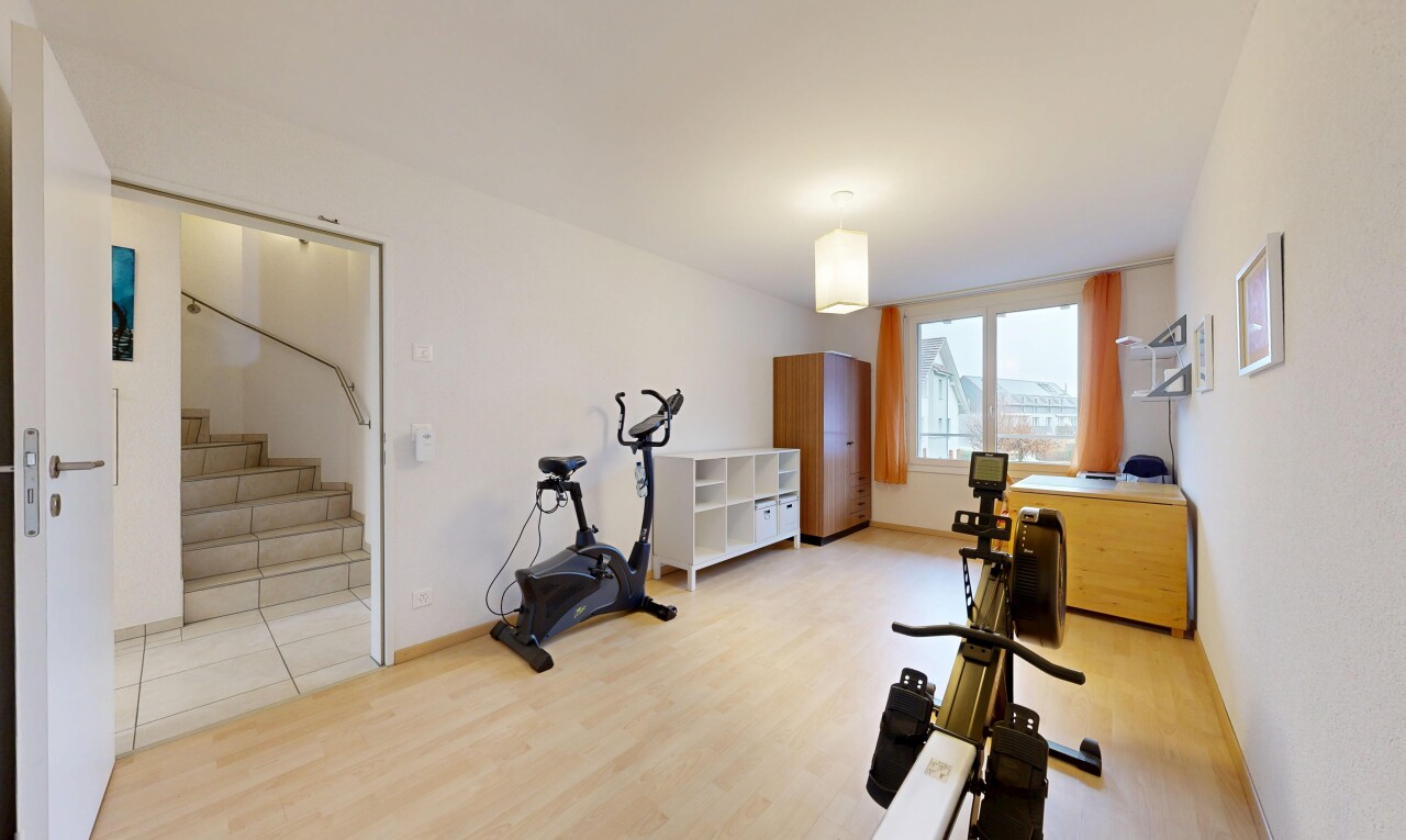 gym avec inside property, wood finish floor, sol en finition bois, natural light, et lumière naturelle