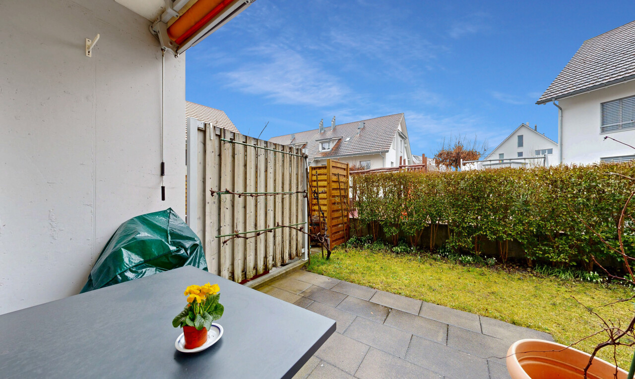terrasse avec terrasse, from property, clôture, et day time