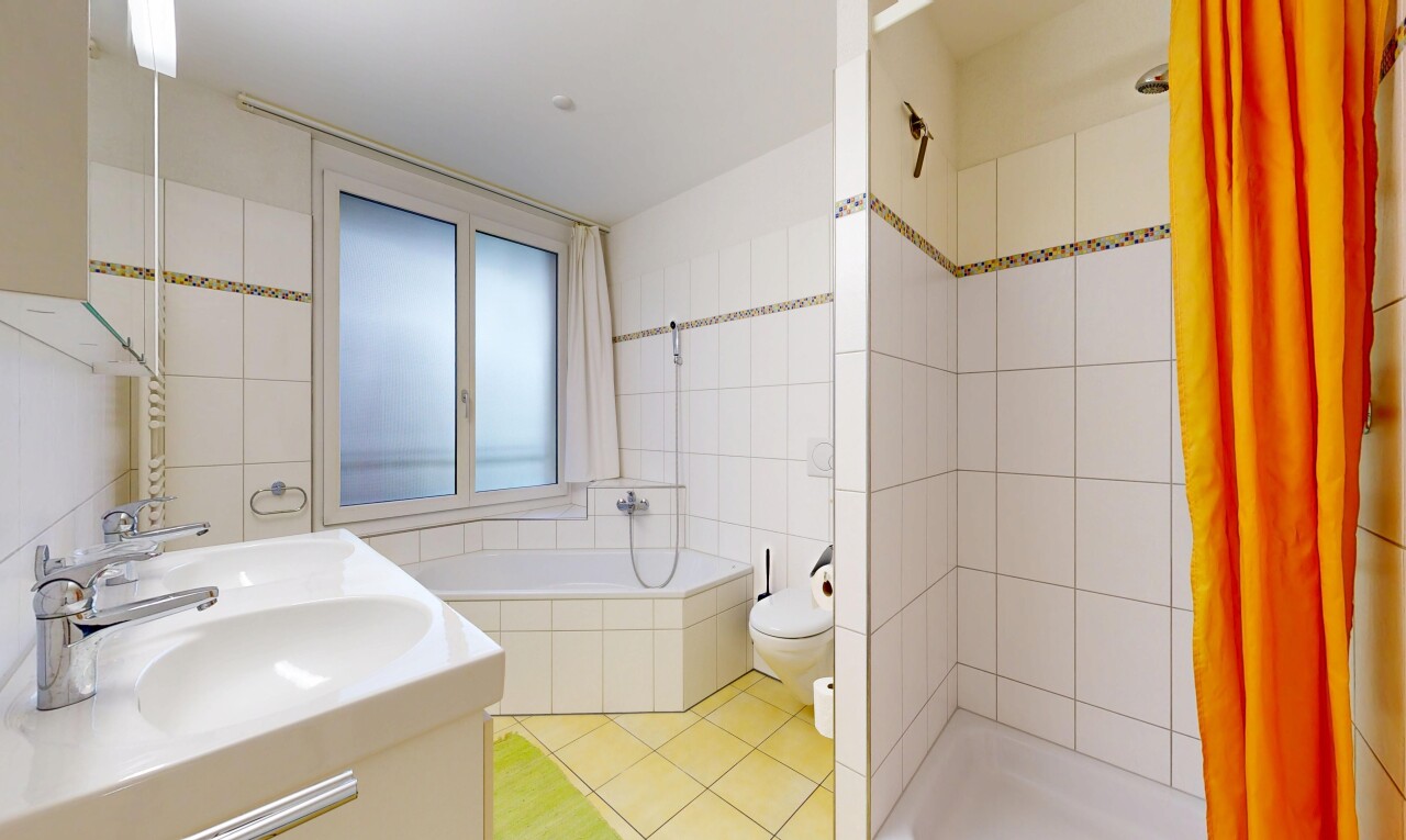 salle de bains avec salle de bain complète, double vasque, inside property, douche, et mur en carrelage