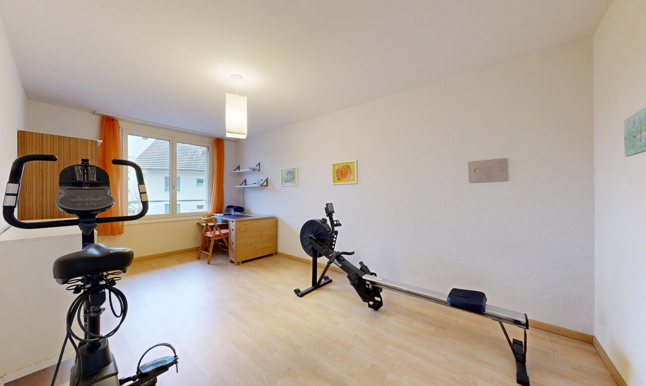 gym avec lumière naturelle, natural light, sol en finition bois, wood finish floor, et cloison sèche